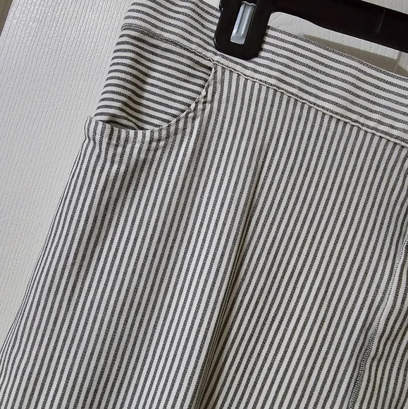 NWT Hayden Los Angeles Stretch Pinstripe Flared Pants, Cropped, Plus Size 1XL. - Picture 6 of 14